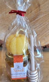 Honigzwerg mit Kürbiskerze und Honiglöffel